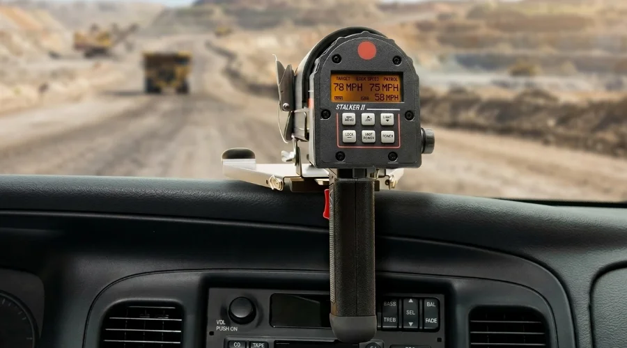 Pistola de radar Stalker II para control de velocidad montada en el salpicadero de un veh&iacute;culo en una mina a cielo abierto.